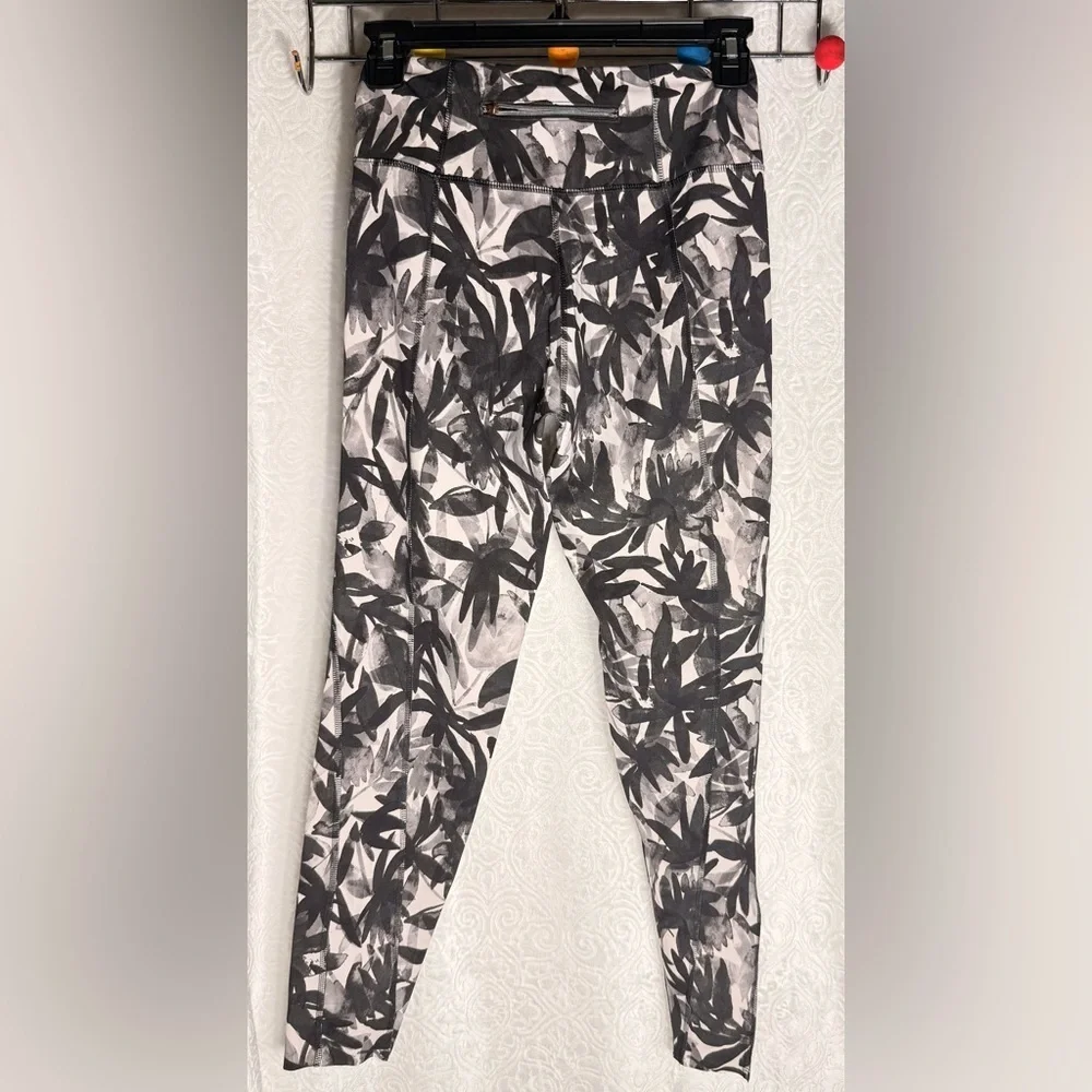 Lou & Grey FORM Printed Leggings XS Black White - Picture 2 of 8